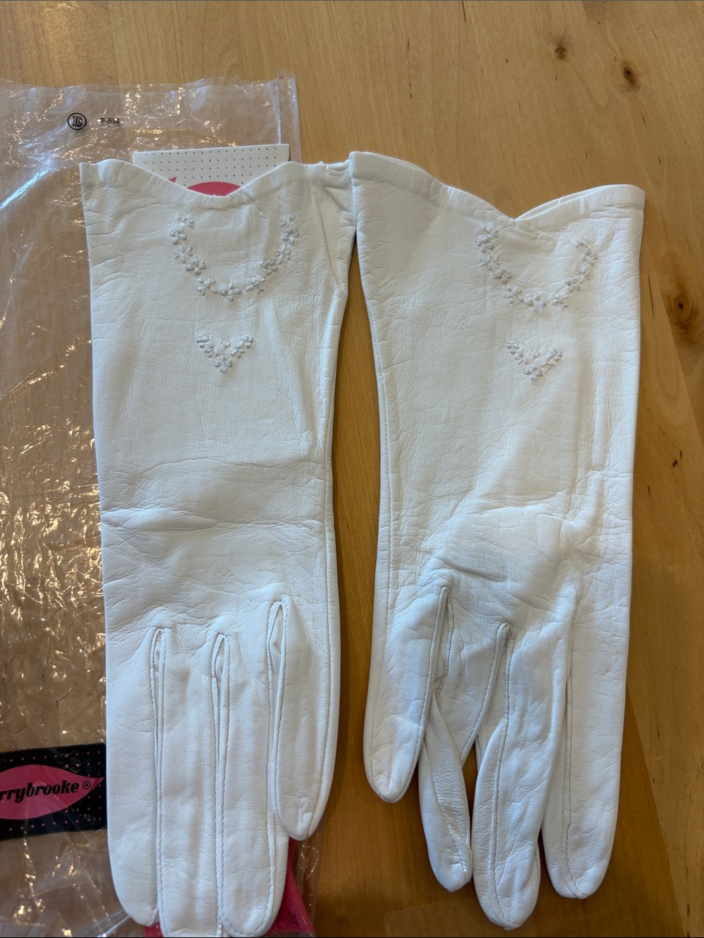 Vintage new in package White Leather Gloves with Embroidered Detail - Picture 3 of 9